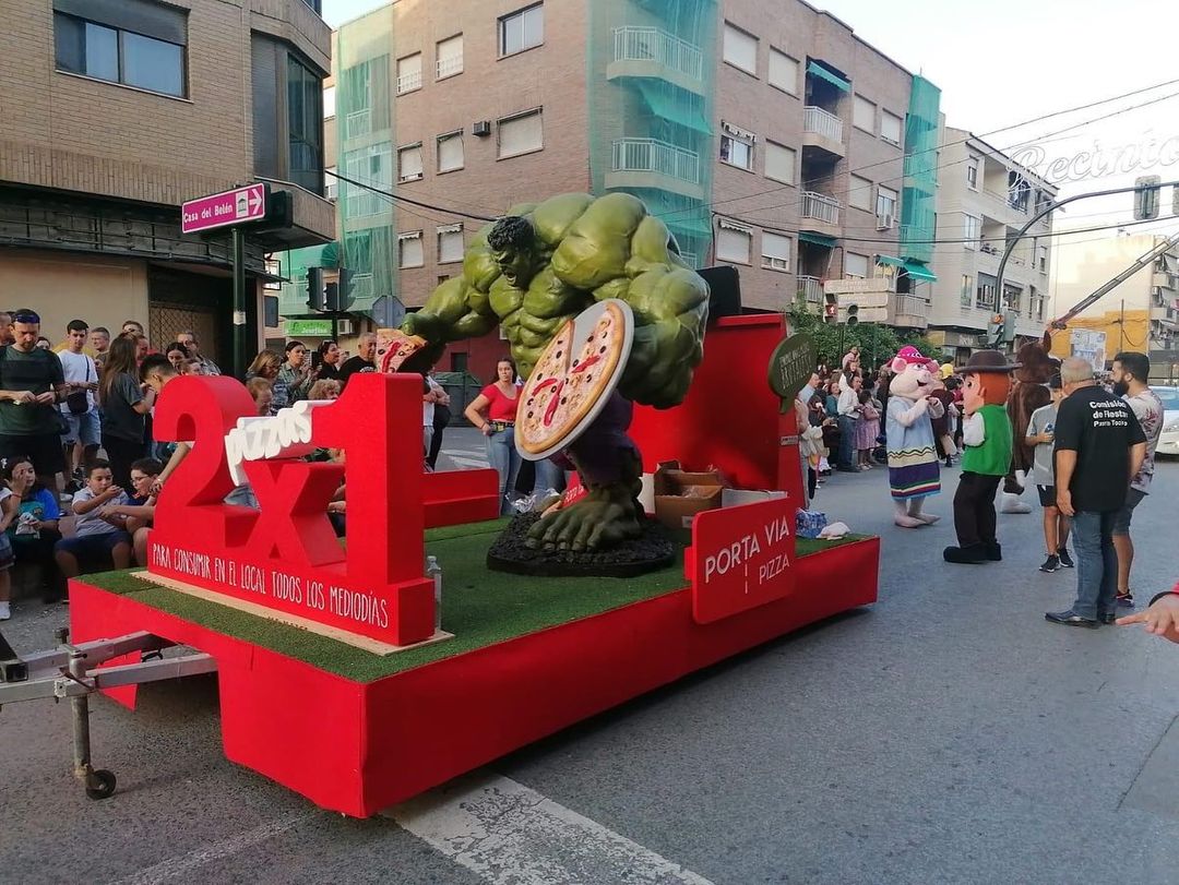 Carroza del IncreÃ­ble Hulk para Porta VÃ­a Pizza en Puente Tocinos 11