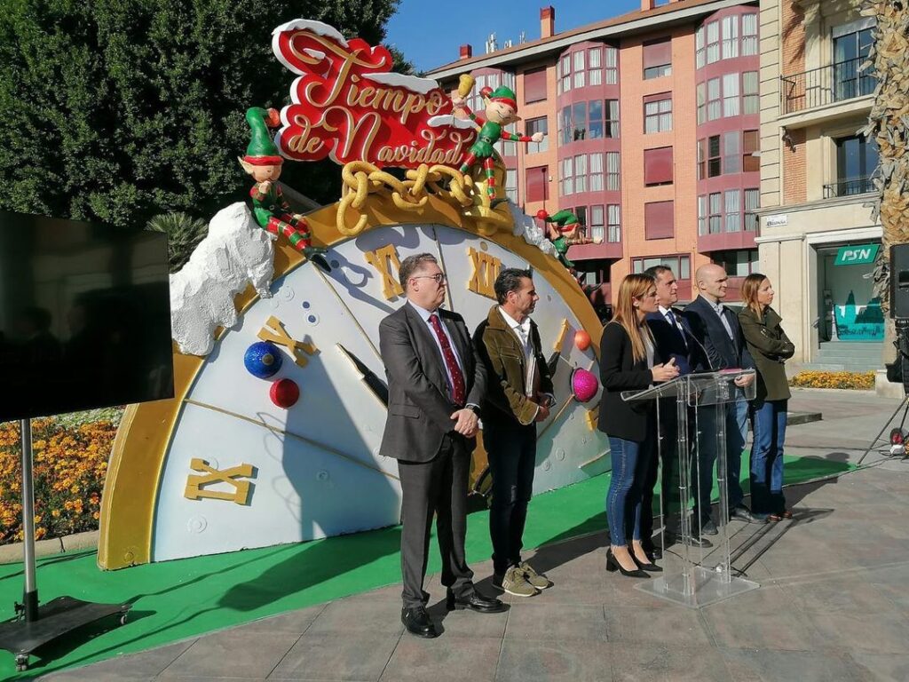 decoracion navidena en la glorieta de espana en murcia 1