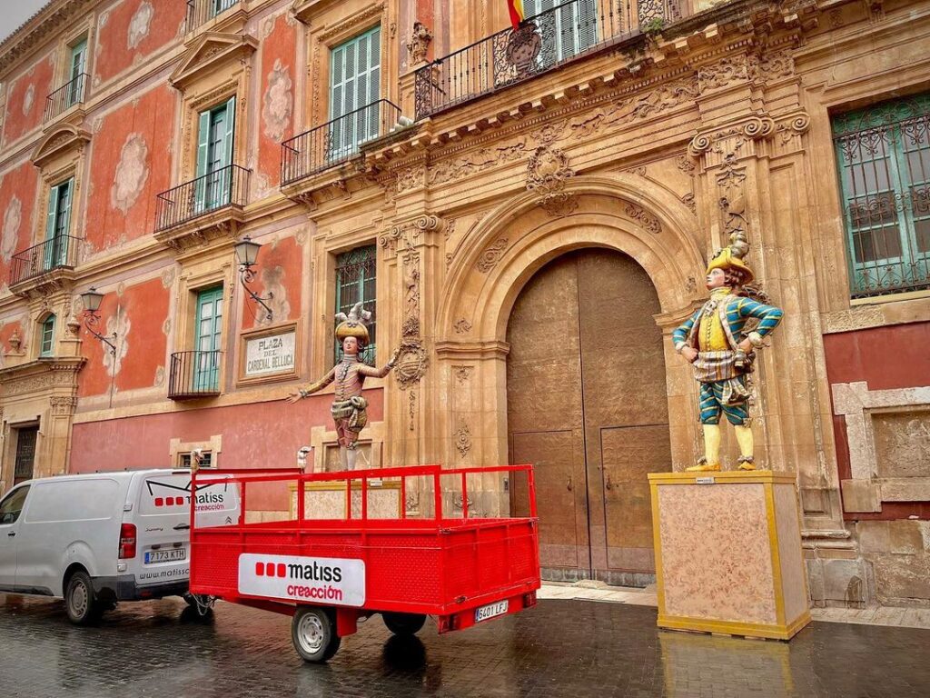 dos pajes reales en la plaza del cardenal belluga en murcia 1