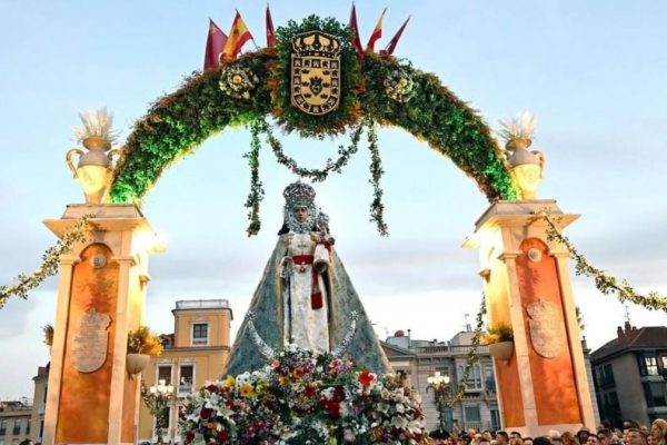 Arco floral para la Virgen de la Fuensanta