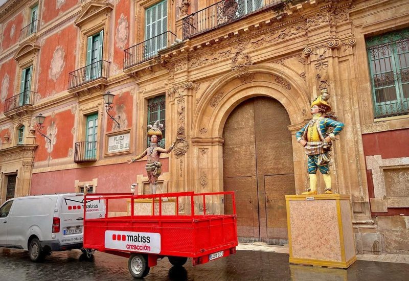 dos-pajes-reales-en-la-plaza-del-cardenal-belluga-en-murcia-1